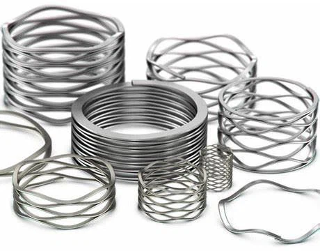 Много въртящи се горни краища на подложката Вълнова пружина срещу спирална пружина Приложения Клапан Многовълнова пружина